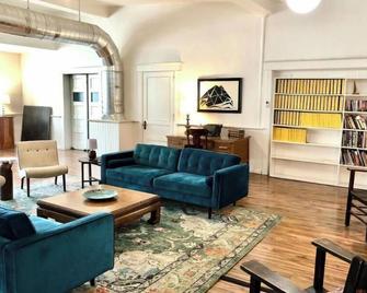 4Bd 2Ba Converted Historic Church in Uptown Butte! - Butte - Lounge