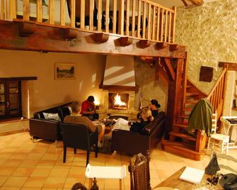 Beautifully Converted French Barn - Les Lèves-et-Thoumeyragues - Вітальня
