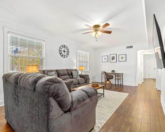 Pet-Friendly Mobile Condo ~ 4 Mi to Downtown! - Mobile - Living room