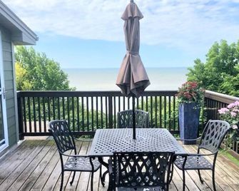 Private Waterfront Loft - an amazing lake view - Leamington - Balkon