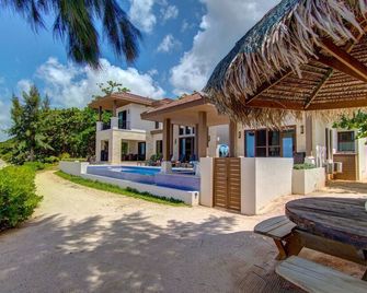 'Living Waters Roatan' Camp Bay Beach Luxury Oceanfront Vacation Villa - Oak Ridge - Building