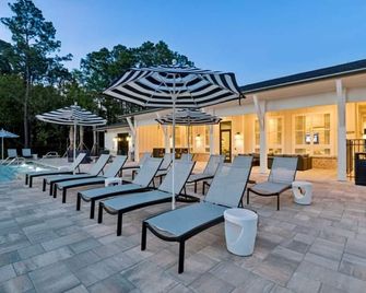 3BR - 1st Floor - Pool Gym Bikes 12+ Miles of Nature Trails & Grill! - Yulee - Innenhof