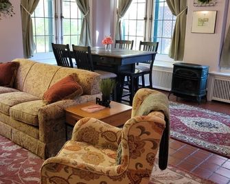 Art and Lodging - South Bend - Oturma odası
