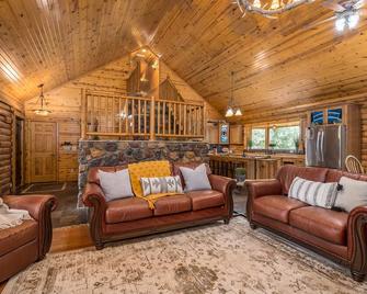 Luxurious Vacation Rental for Groups near Hoosier National Forest, Indiana - Henryville - Living room