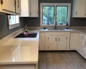 Waterfront, dog-friendly home on Damariscotta Lake with sunrise view - Jefferson - Cocina