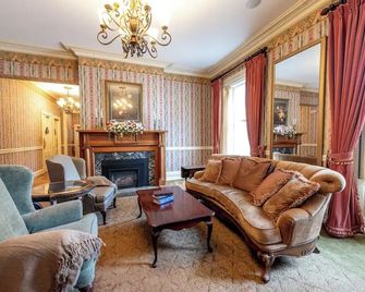 Village View Room - Big Tree Inn - Geneseo - Obývací pokoj