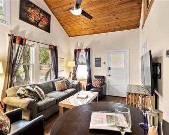 Charming 1940s Cottage Top Location - EV Charger - Austin - Living room