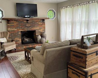Welborn House - Creekside - Mountain City - Living room