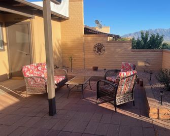 Enjoy Gorgeous Mountain Views w/Privacy & Southwestern Ambiance Inside and Out! - Green Valley - Balcony