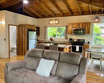 Private home centrally located between west bay and west end - West Bay - Salon