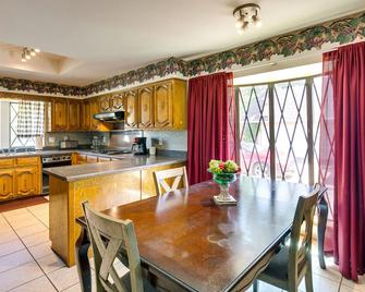 Charming Texas Escape, Near Cedar Hill State Park! - Duncanville - Kitchen
