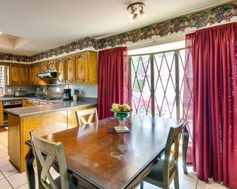 Charming Texas Escape, Near Cedar Hill State Park! - Duncanville - Kitchen