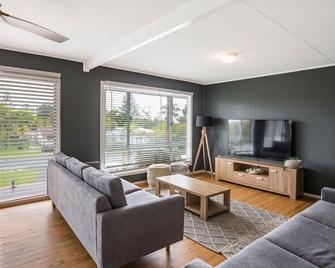 Sunfish Pet Friendly 4 Mins Walk to Beach - Culburra Beach - Living room