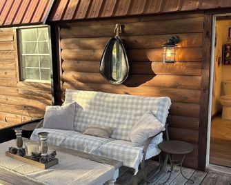Cozy cabin on 10 acre farm with horses, chickens, cats, dog & gardens - Dunnellon - Patio