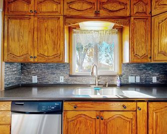 3br Remodeled Home Near River: Grill, W & D, Ac - Burley - Cucina