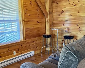 Spacious Salmon River Waterfront Lodge for 6 - Altmar - Sala de estar