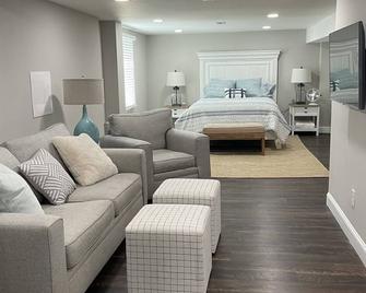 Stylish lower level apartment - Wilmington - Living room