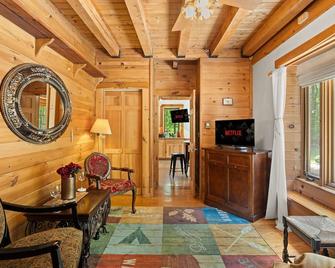 Ultimate Cabin Getaway w/ Hot Tub, Fire Pit and Lake to Recharge and Unwind! - Quakertown - Living room
