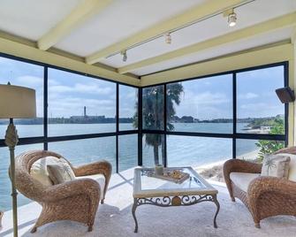 Waterfront Carlsbad condo, stunning views & elevator! - Carlsbad - Living room