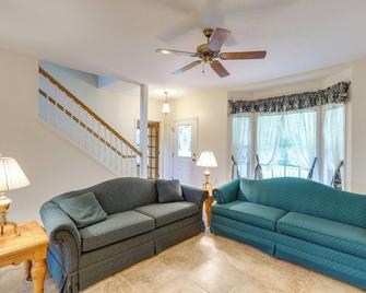 Titusville Vacation Rental Home Near Parks & Golf! - Titusville - Living room