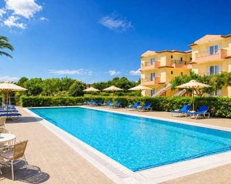 Nautilos Hotel - Lixouri - Bazén