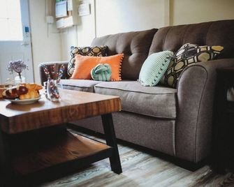 Raven’s Adventure Cabin, Northern Lights, Getaway - Fairbanks - Living room