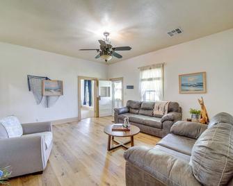 Eufaula Getaway with Patio, Walk to Beach and Marina! - Eufaula - Living room