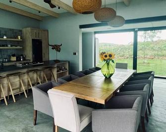 The Villa at 40 Acres - Self-Catering Luxury Farmhouse on 16 hectares - Magaliesburg - Eetruimte