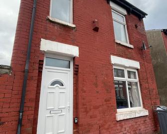 Spacious 4-Bedroom House in Manchester - Manchester - Building