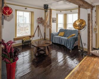Sleeps 6 - 100mfrombeach - Ocean View Balcony - Youghal - Living room