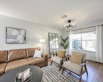 Exclusive Modern Getaway|Near the Domain|Ideal for Groups and Families - McNeil - Sala de estar