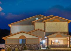 Super 8 by Wyndham Bedford - Bedford - Gebouw