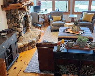 Green Lake home with a shallow sandy beach on the north shore. - Spicer - Sala de estar