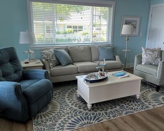 Fall Discounted rates for newly remodeled by Pisgah, General Store, State Park - Holland - Living room