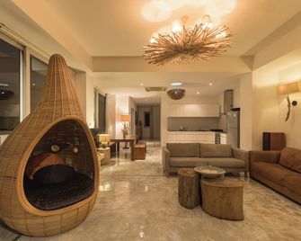 The HideAway Beachfront Villa in Kuiburi with Pool, Kitchen, and Ocean View - Prachuap Khiri Khan - Living room