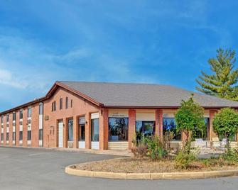 Capital O Amerihost Inn and Suites Fulton Hwy 54 MO - Fulton - Building