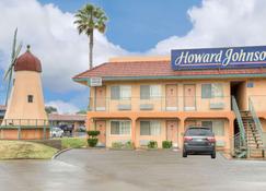 Howard Johnson by Wyndham, Modesto Ceres - Modesto - Building