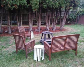 Cool & cozy city retreat -15 min drive to Seattle! - Seattle - Patio