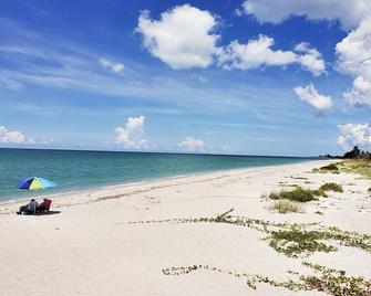 The Pearl Beach Inn - Englewood - Beach