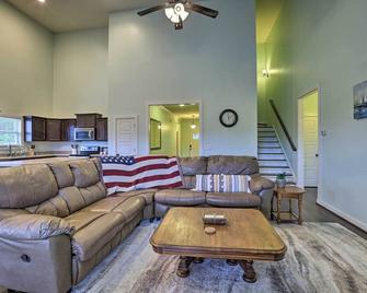 Lake Mitchell Vacation Home w/ Dock & Water Slide - Clanton - Wohnzimmer