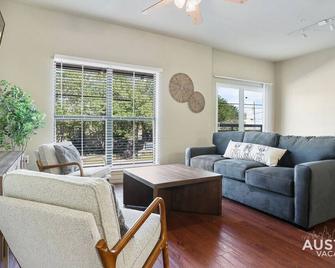 Fully Equipped w Stylish Design and Free Parking - Austin