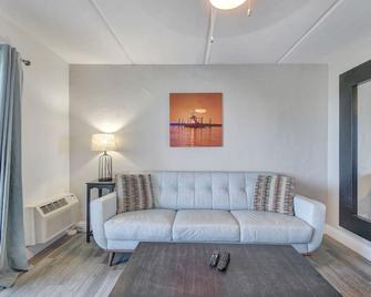 130 Direct Ocean Front 1 bedroom condo with heated pool - Saint Augustine Beach - Salon