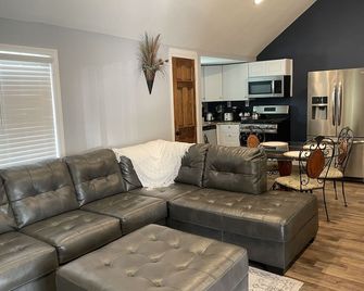 Lush Wonders! Sleeps 7, Wi-Fi, Parking, Bbq. - Springfield - Living room
