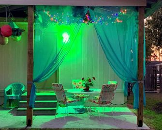 Bohemian Cottage, King Bed, RV Boat Trailer Parking, Perfect for Longer Stays! - Magnolia