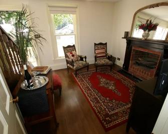 Annies Garden Cottage - Hobart - Living room