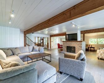 7 bed 4 bath cottage with 300ft waterfront on Lake Rosseau - Port Carling - Living room