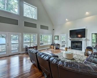 Family Lake House Retreat by Avantstay Sleeps 28 - Mooresville - Living room