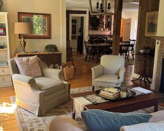 Back on VRBO! The oldest house in Litchfield CT - Litchfield - Living room
