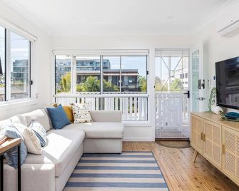 Shoal Bay Beach House Three - Shoal Bay - Pokój dzienny