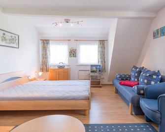 Ferienhof Karl's Ruhe, Ferienwohnung 03 - Boltenhagen - Schlafzimmer